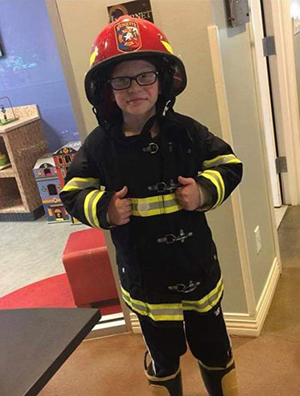 Aidan vestido de bombero