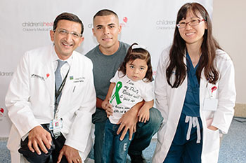 Aliyah con su padre y dos médicos