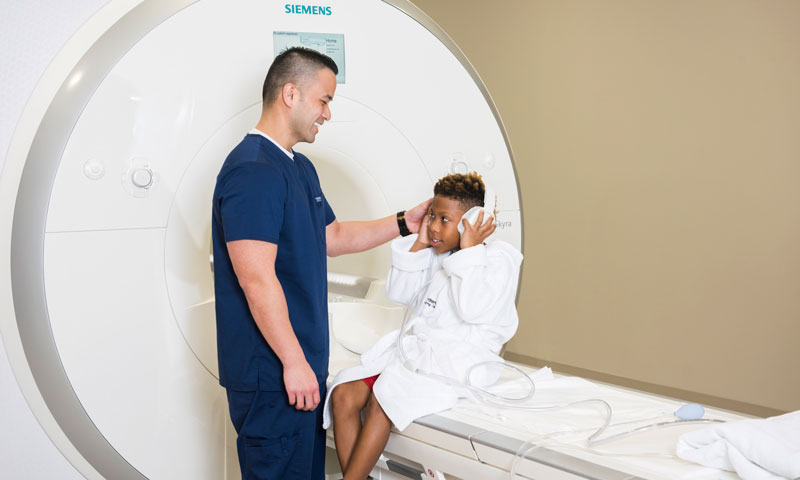 Tecnología de IRM que prepara a un niño pequeño para la IRM
