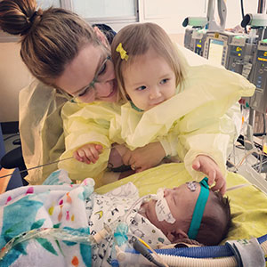 Sanders en el hospital con su mamá y su hermana