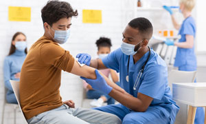 Un adulto recibiendo la vacuna