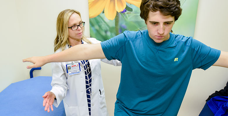 Médico y paciente adolescente en un examen de conmoción cerebral