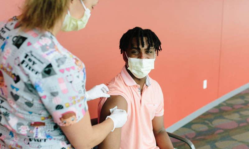 Adolescente recibiendo la vacuna