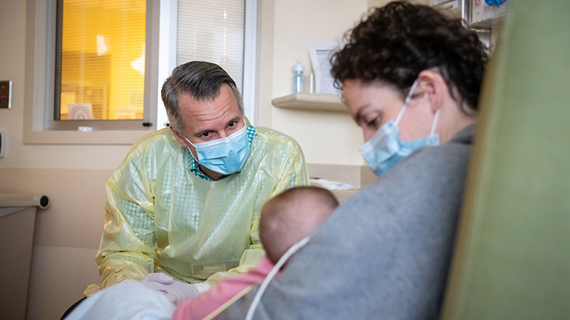 Médico examinando a un bebé