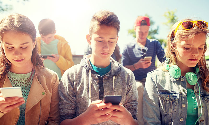 Adolescentes mirando sus teléfonos