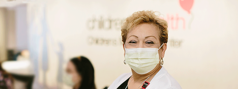 Suzzette Rivera en el mostrador de registro del Centro médico Children’s de Dallas.