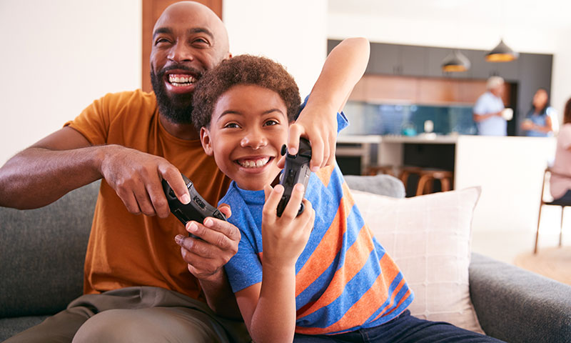 Padre e hijo jugando videojuegos