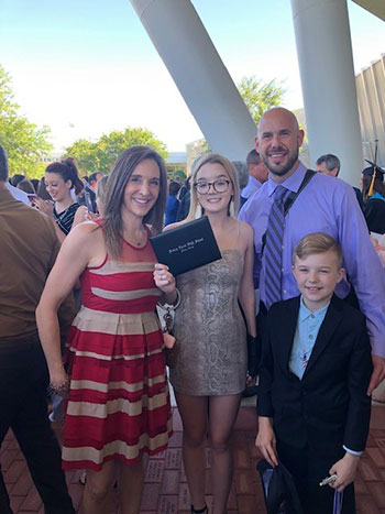 Julianne y su familia en la graduación