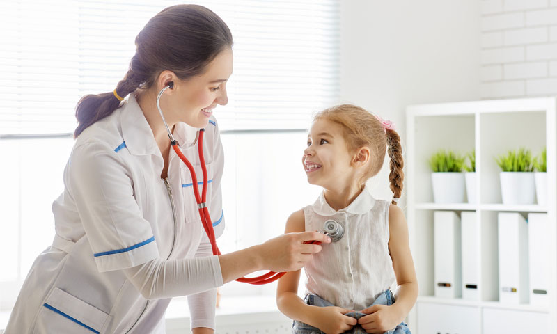 médico examinando a una niña en un hospital