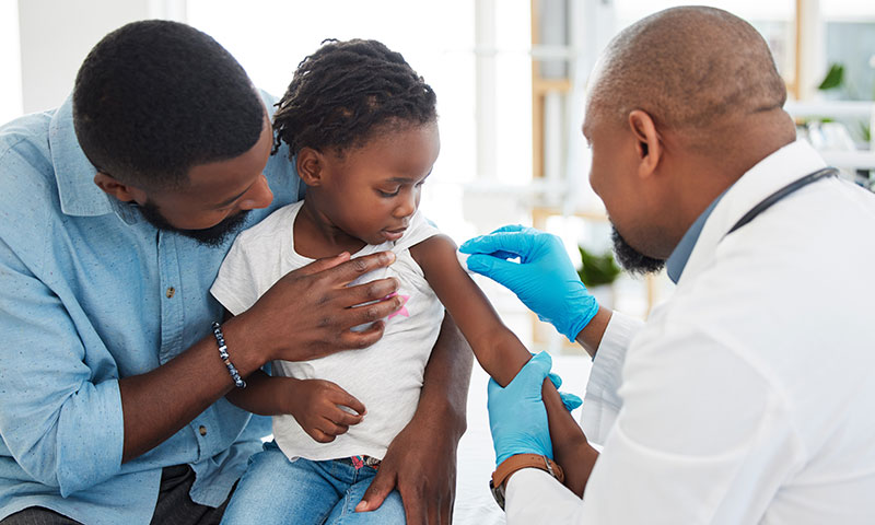 Niño pequeño que recibe una vacuna