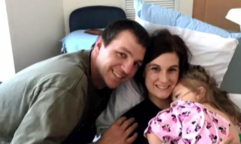 familia de madre padre e hija se abrazan en el hospital