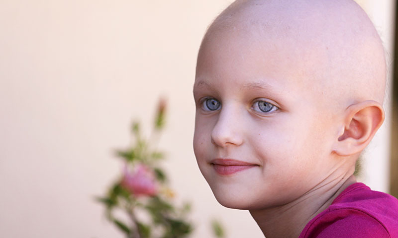 niña pequeña, paciente con cáncer