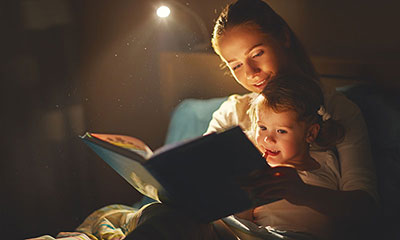 madre leyendo una historia a su hija a la hora de acostarse