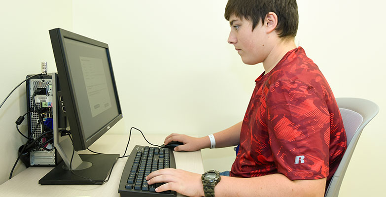 adolescente usando una computadora