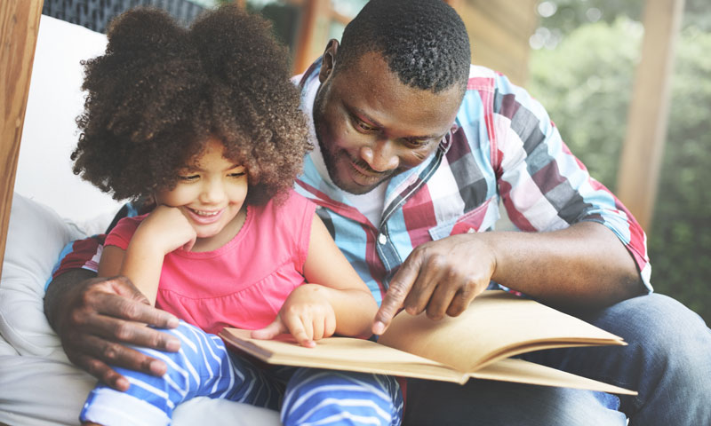 Padre e hija leyendo juntos