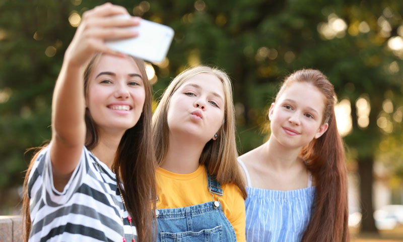 Tres niñas se toman una selfi juntas