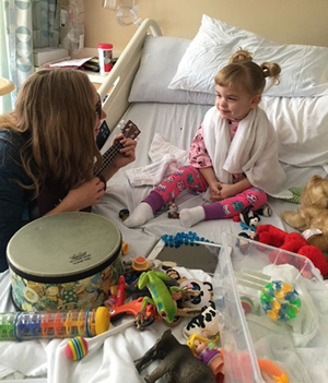 Camilla con una musicoterapeuta de Children's Health