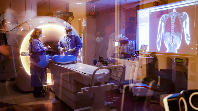 Dos proveedores de la salud mirando una IRM