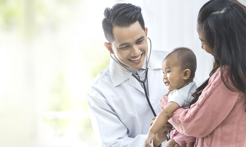 médico revisando a un bebé con estetoscopio 