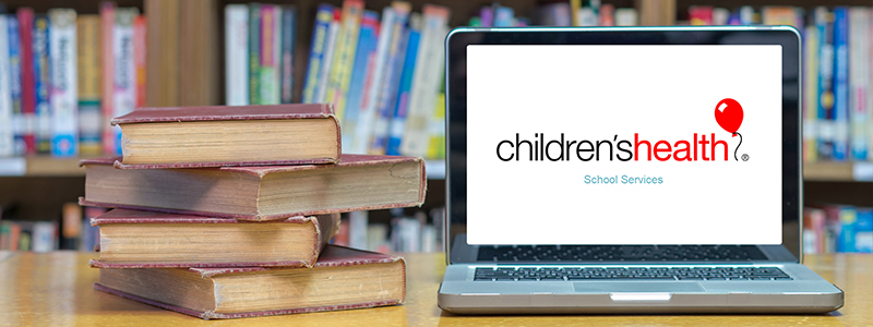 Libros y computadora portátil con servicios escolares de Children's Health