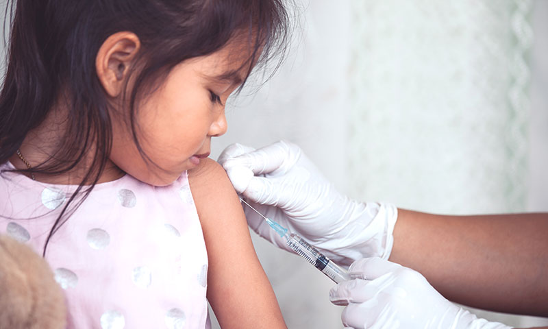 niña pequeña recibiendo una vacuna