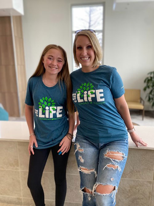 Charley y Rebecca con camisetas con la inscripción “The Gift of Life” (El regalo de la vida)